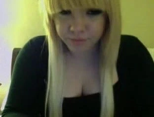 Sevimli sarışın kız göğüslerini gösteriyor