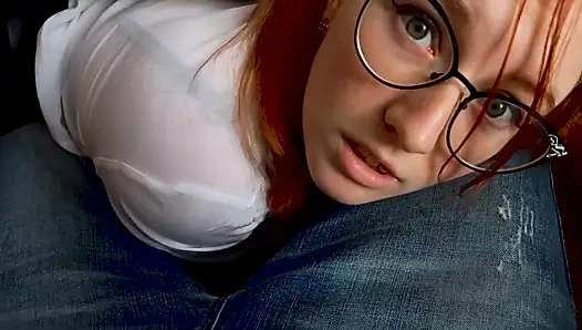 Bir sınıf arkadaşı derste masanın altında yarak emiyor