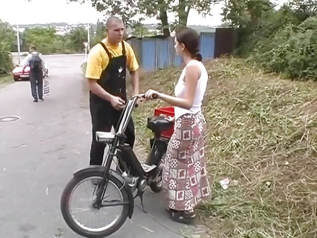 Güzel bir esmerin üzerinde karşı konulmaz göğüsler