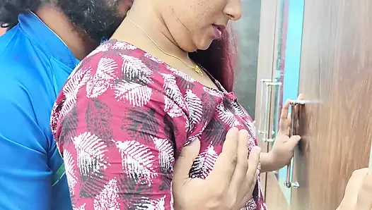 Ateşli çiftin romantik öpücüğü