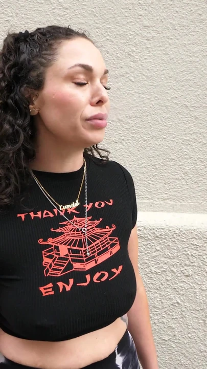 Betty трахает тупую туристку жестко и грубо