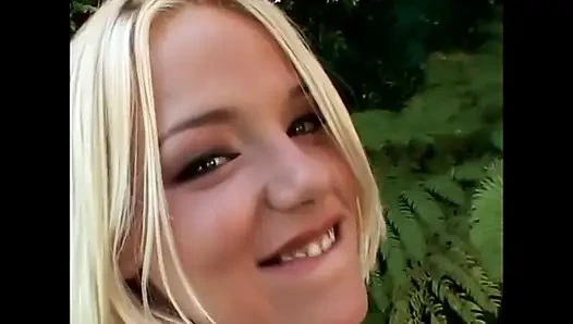 Ateşli seksi sarışın kızın harika göğüsleri