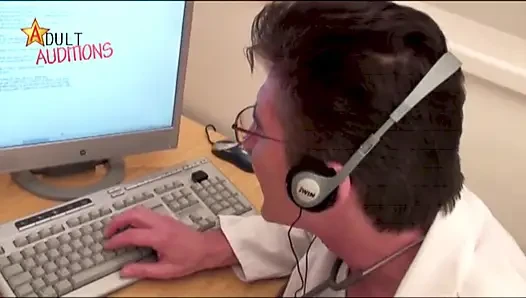 Hemşire Abbie doktoru sikiyor