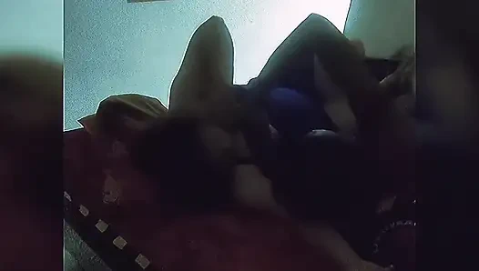 Karının meme uçlarını yalayıp emmeye devam et bebeğim. Dilini yutmak zor.