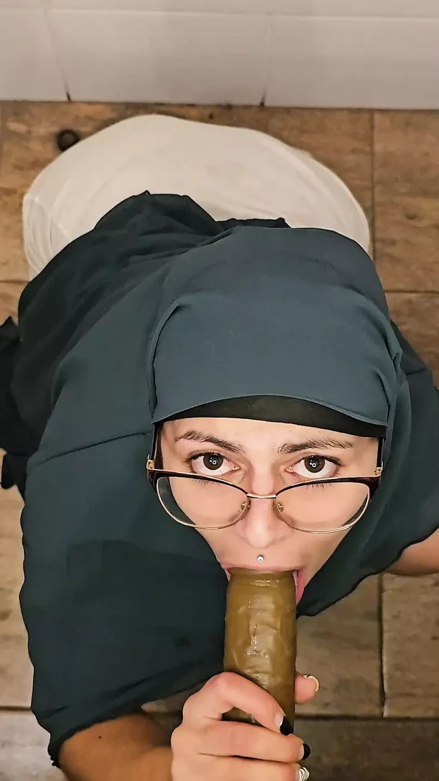 Bakış açısı büyük zenci yarağını emiyor dildo mia niqab