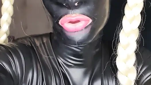 Bu bebeği seviyor musun?