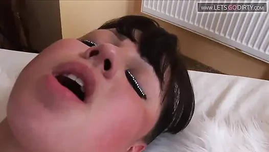 Çekici genç kız ilk kez anal seks yapıyor