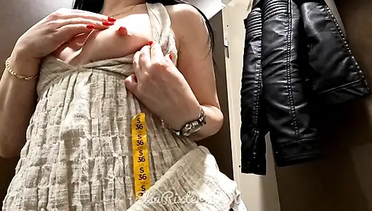 Elsarixtetxxx. Mağazanın soyunma odasında soyunuyorum ve bir kez daha, tamamen iç çamaşırı olmadan