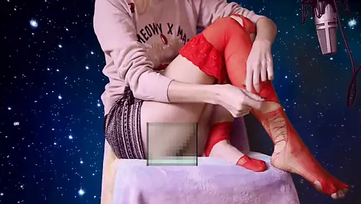 Asmr kızı kırmızı çorap yırtıyor - uzay modern tarzı
