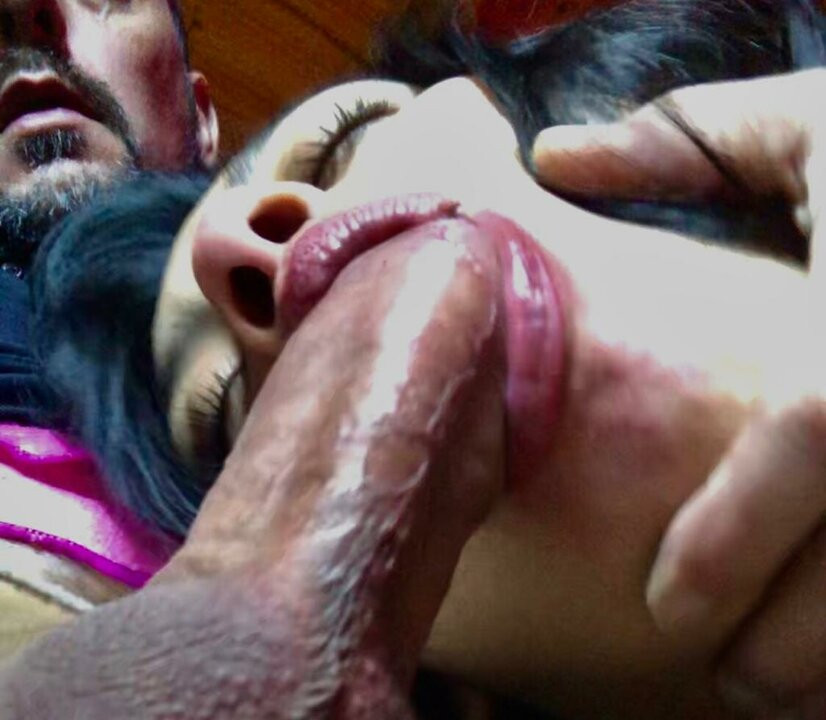 Azgın genç anal ateş seviyor için emmek ve yalamak bir sert horoz memnuniyetle