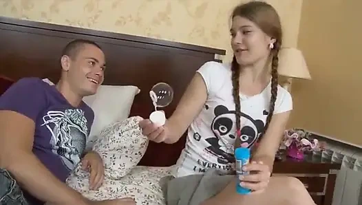 Kızıl saçlı kız yatak odasında amcığını sikiyor