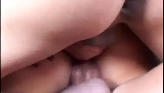 Aygırların seksi yarağı emiyor esmer kadın yüzünü çifte döllemeden önce