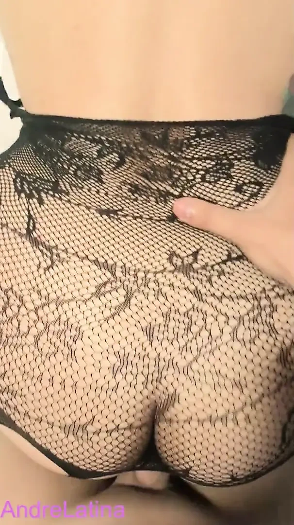 İç çamaşırlı büyük göt onu hızlı boşaltıyor