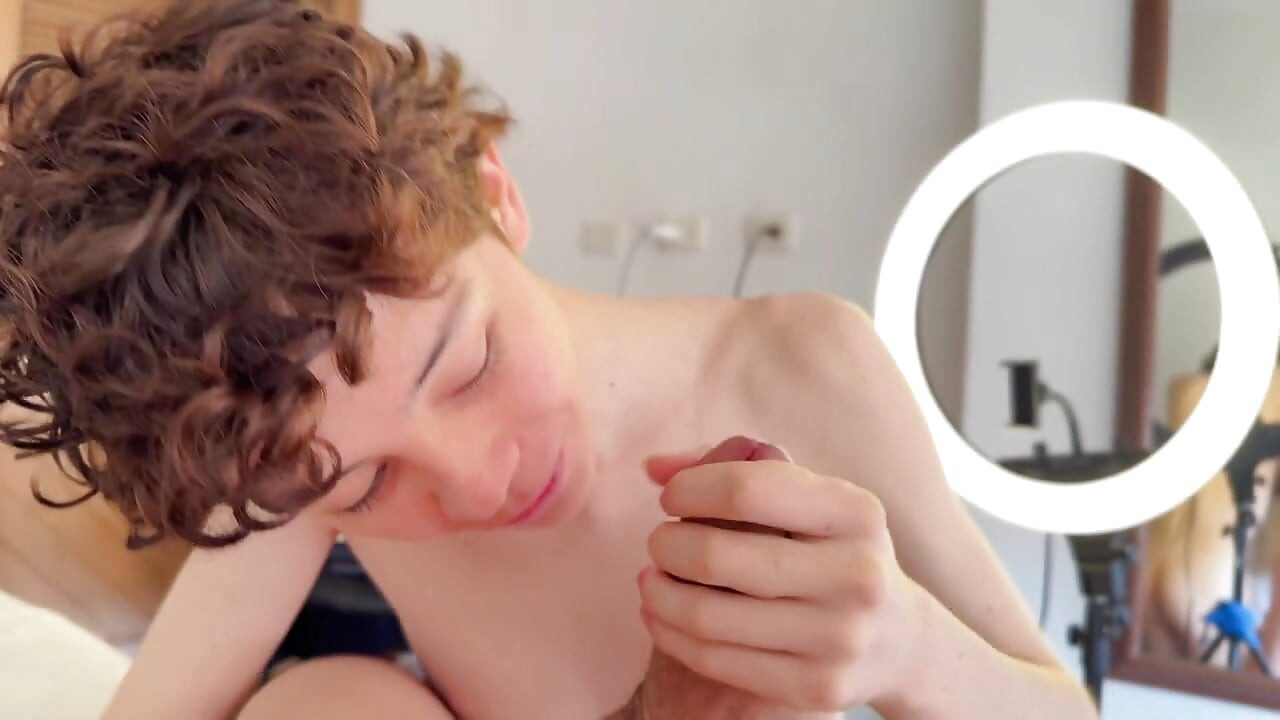 Kıvırcık twink femboy büyük kalın yarakla götten sert sikiliyor, mutlu yıllar!