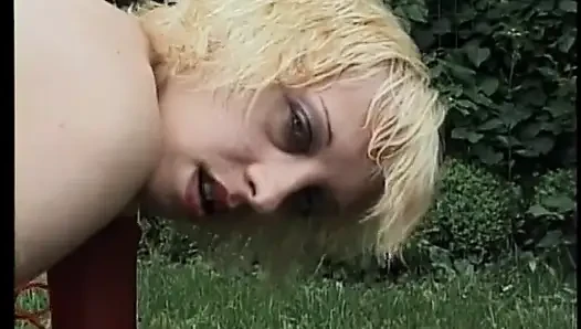 Yaşlı sarışın bebek yapay penisle açık havada kendini sikiyor