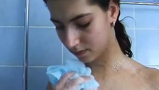 Sürtük Alman orta yaşlı seksi kadın iki adamla anal üçlü seks yapıyor