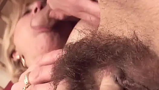 Kıllı Fransız orta yaşlı seksi kadın yarağa biniyor ve büyük bir boşalma