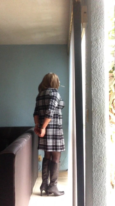 Kelepçeli travesti ile sigara içiyor