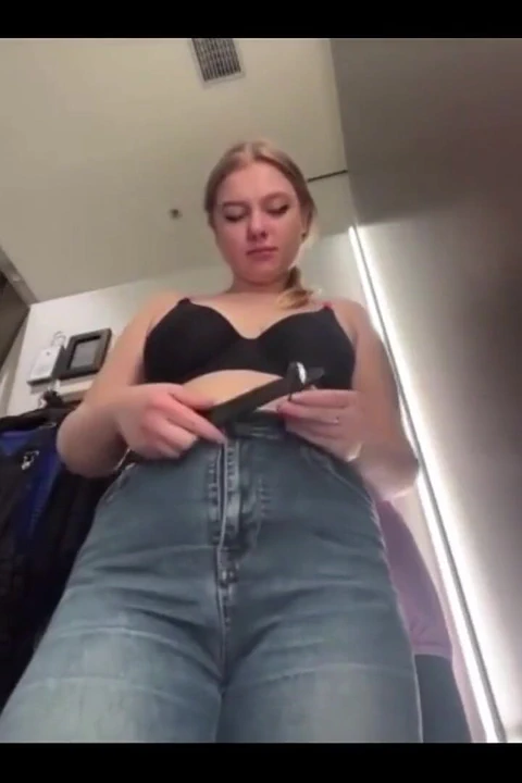 Soyunma odasında aşırı yakın çekim amcığı parmaklıyor