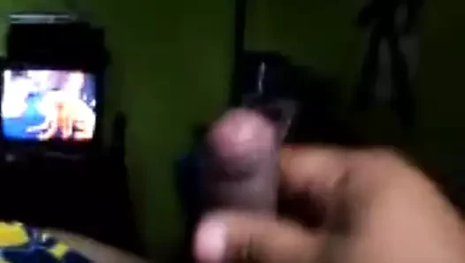Maduro se pajea viendo porno