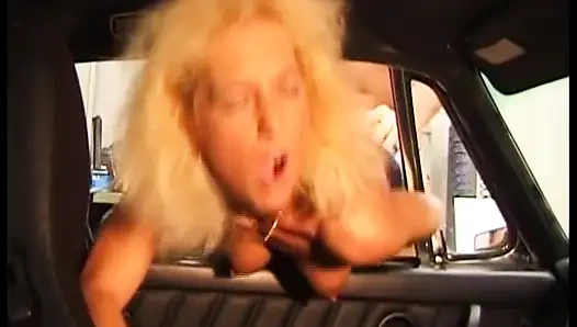 Almanya'dan bu bayan arkadaşları izlerken arabada sikiliyor