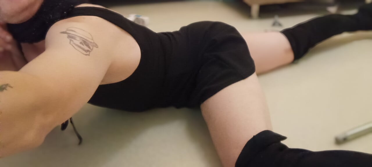 Alisa travesti güzel bir elbise içinde