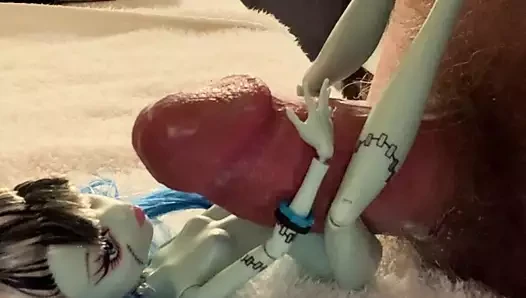 Monster High Doll Frankie Stein & Clawdeen Share a Cock Ride
