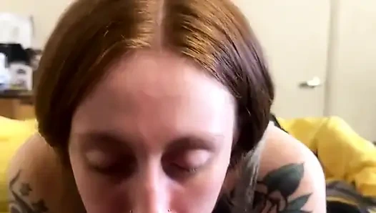 Onu gırtlağına kadar alıyor ıslak bir sürü baloncuk