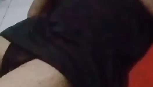Güzel kız telefonuyla rahatlıyor