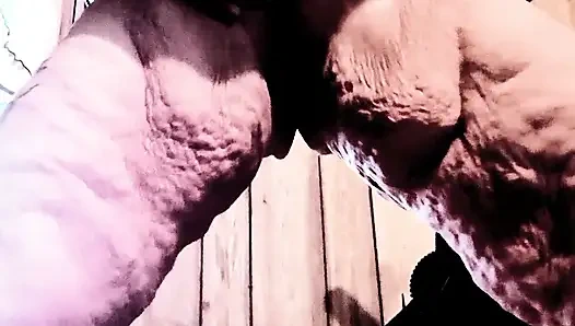 Bu çıplak fahişe ne yapıyor? Tahta kaşıkla göğüslerini şaplaklıyor ve ustalık yapıyor ve sikişen aya boşalıyor