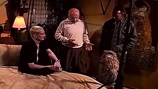 İnanılmaz ve büyük memeli ateşli seksi sarışın orta yaşlı seksi kadın yüzüne ve göğüslerine püskürtülüyor