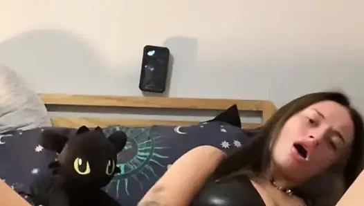 19 yaşındaki azgın emo oyuncağın derinliklerine ve sabitine inerken sızlanmayı bırakamıyor