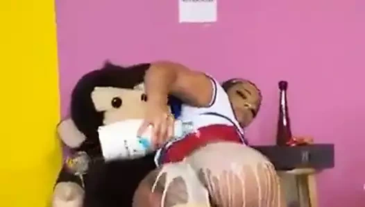 Süt ganimet alkışlar