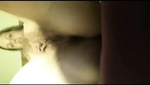 Beth fışkırtana kadar dildo yapıyor