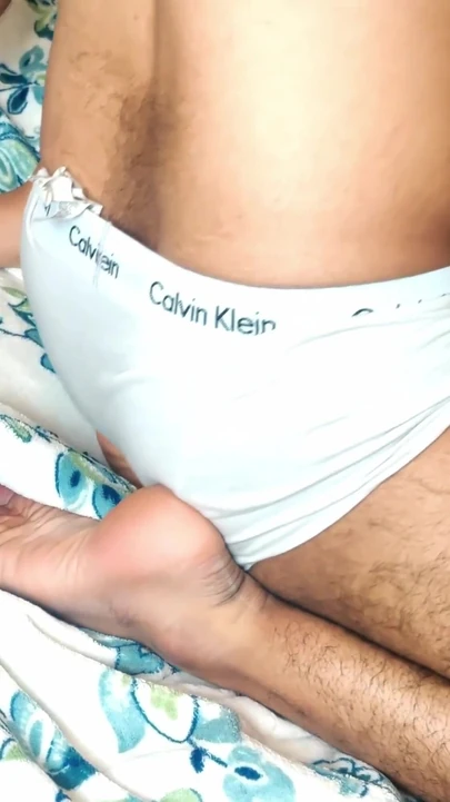 Эмоциональный момент из "Она взяла меня в свою комнату, когда никто не был дома полный хинди грязный звук"