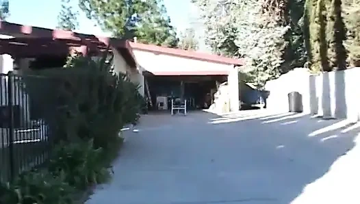 Zenci adam büyük memeli sarışın orta yaşlı seksi kadınla sikişiyor