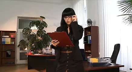 Sekreterler içinde çorap gibi boşalmak üzerinde onların göğüsleri