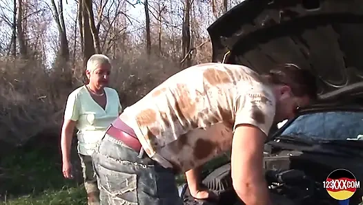 Yaşlı sarışın emmek ve sikişmek için seçildi