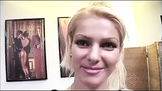 Sarışın sürtük içinde büyük bir yarağın tadını çıkarıyor