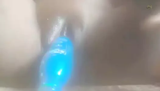 Böylece amcığımın götüne paraşüt sokuyorum, amcığıma toprak koyuyorum ve onu her gece yalnız bıraktım