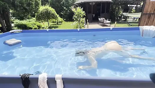 Açık havuzda oyun