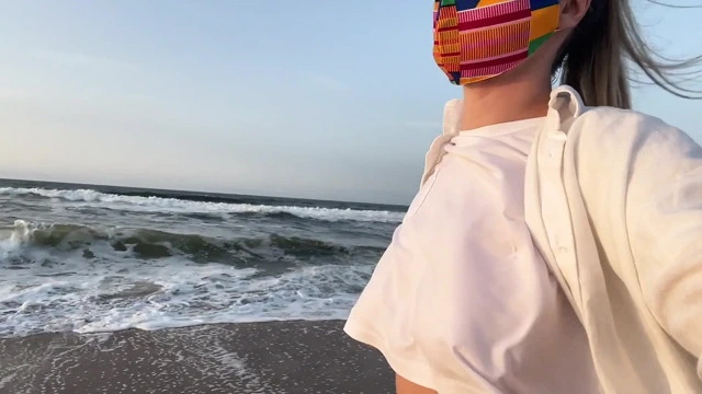 Büyük göğüslü, sütyensiz, sokakta yürüyen sarışın