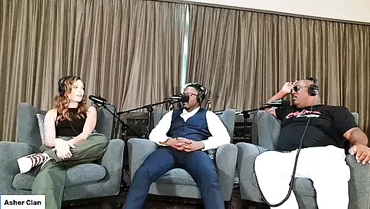 Yetişkin şovmenler katie kush, jamie knox ve mrflourish podcast'i asherclantv ile kanepede konuşuyor
