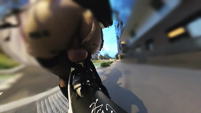 Büyük dildo götüne dolduruluyor ve herkesin içinde teşhir ediliyor