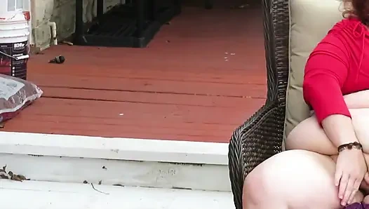 Yeni çizmelerimle verandamda amcık sallanıyor ve