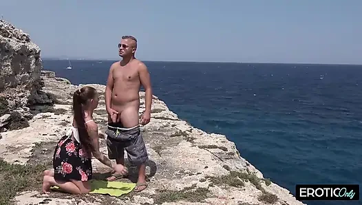 Cliffside açık havada sikişiyor - ıslak plaj sikişi