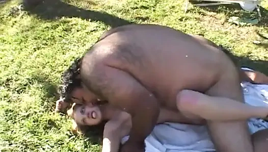 İğrenç minion güzel genç kızla sikişiyor