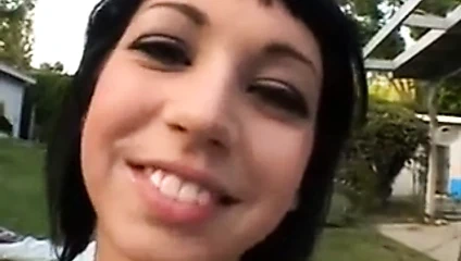 Parti kızı yutuyor