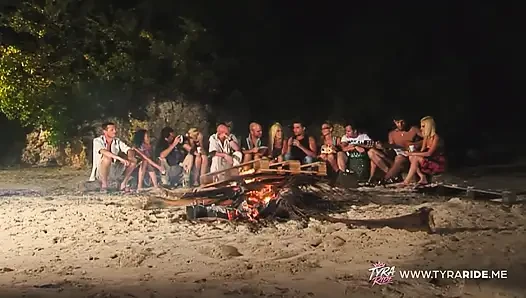 Sarışın orta yaşlı seksi kadın açık havada kel kaslı adamla yakınlaşıyor