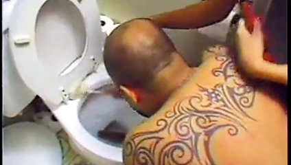 Büyük göğüslü seksi adam tuvalette adamla oynuyor